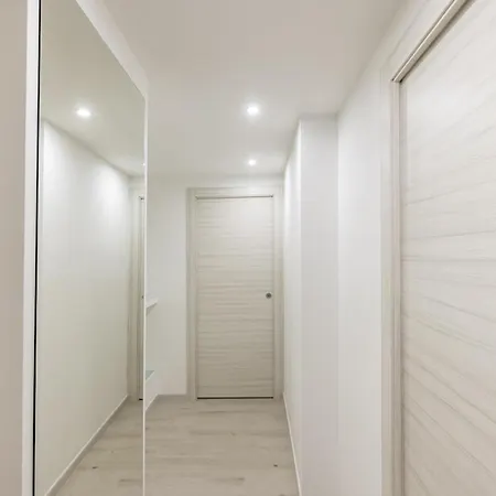 For 6 With Jacuzzi In The Center Of