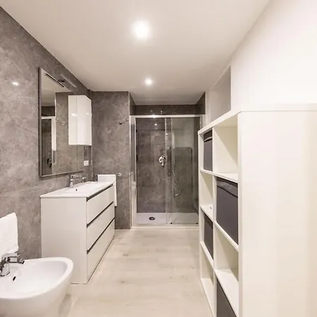 For 6 With Jacuzzi In The Center Of Apartment