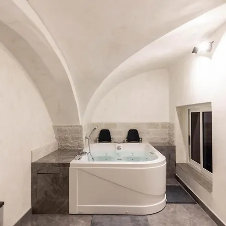 Apartment For 6 With Jacuzzi In The Center Of